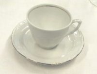 Kaffekopp på fat vit med guldkant