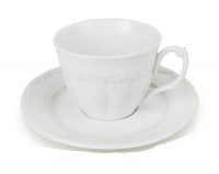 Kaffekopp på fat vitt porslin