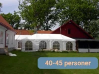 Partytält intill hus som rymmer 45 personer