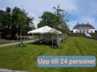Partytält på en gräsmatta som är 4,6x4,6 meter (21,2 m²) stort.