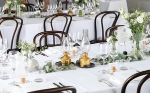 glas på ett bord på bröllop