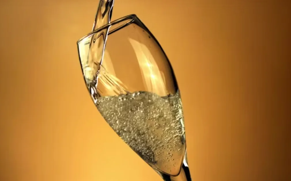 champagne hälls ned i glas