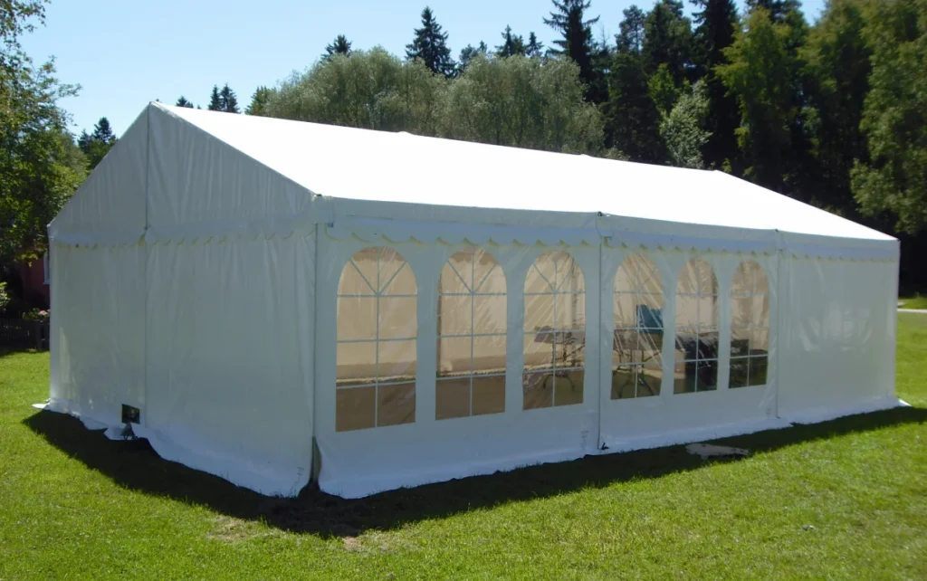 Partytält (6x9) på gräsmatta