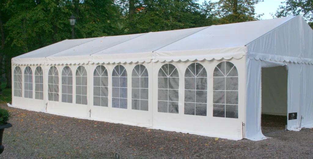 Vitt Partytält 9x15 med fönster som rymmer upp till 150 personer