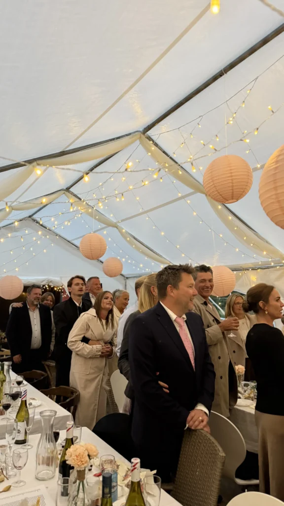 Ljusslingor och rislampor i ett partytält som används till ett bröllop