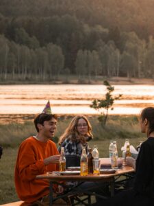 Hyra stolar och bord i Stockholm för fest och event hos Norrorts Partyservice - flexibla möbler för alla tillfällen.