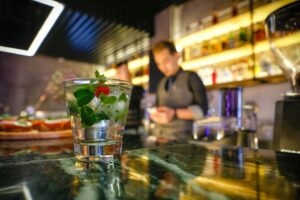 Hyra bardisk Stockholm - stort utbud av bardiskar för fest och event hos Norrorts Partyservice.